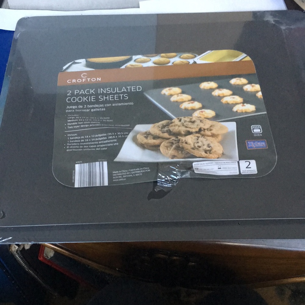 NWOT Crofton Two-Pack insulated cookie sheets